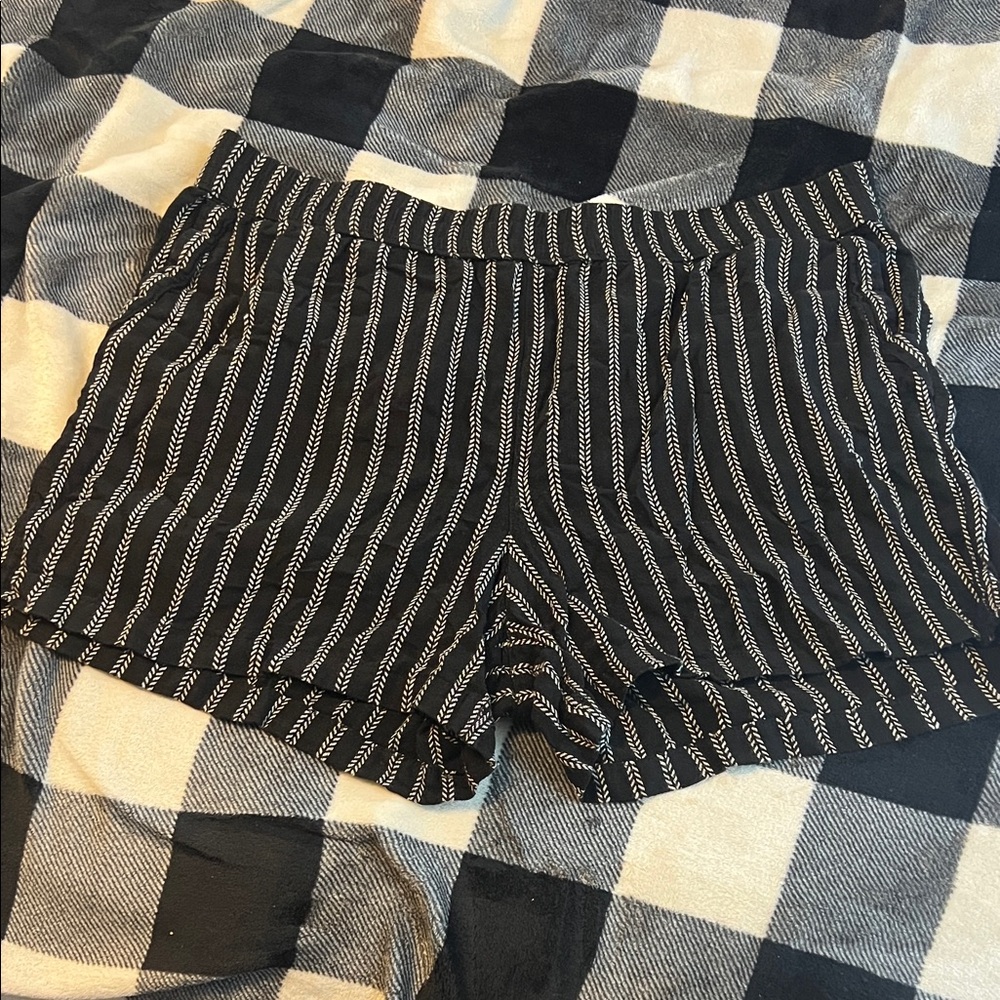 Sonoma Black Stripe Women's Shorts with Elastic Waistband size 1X
